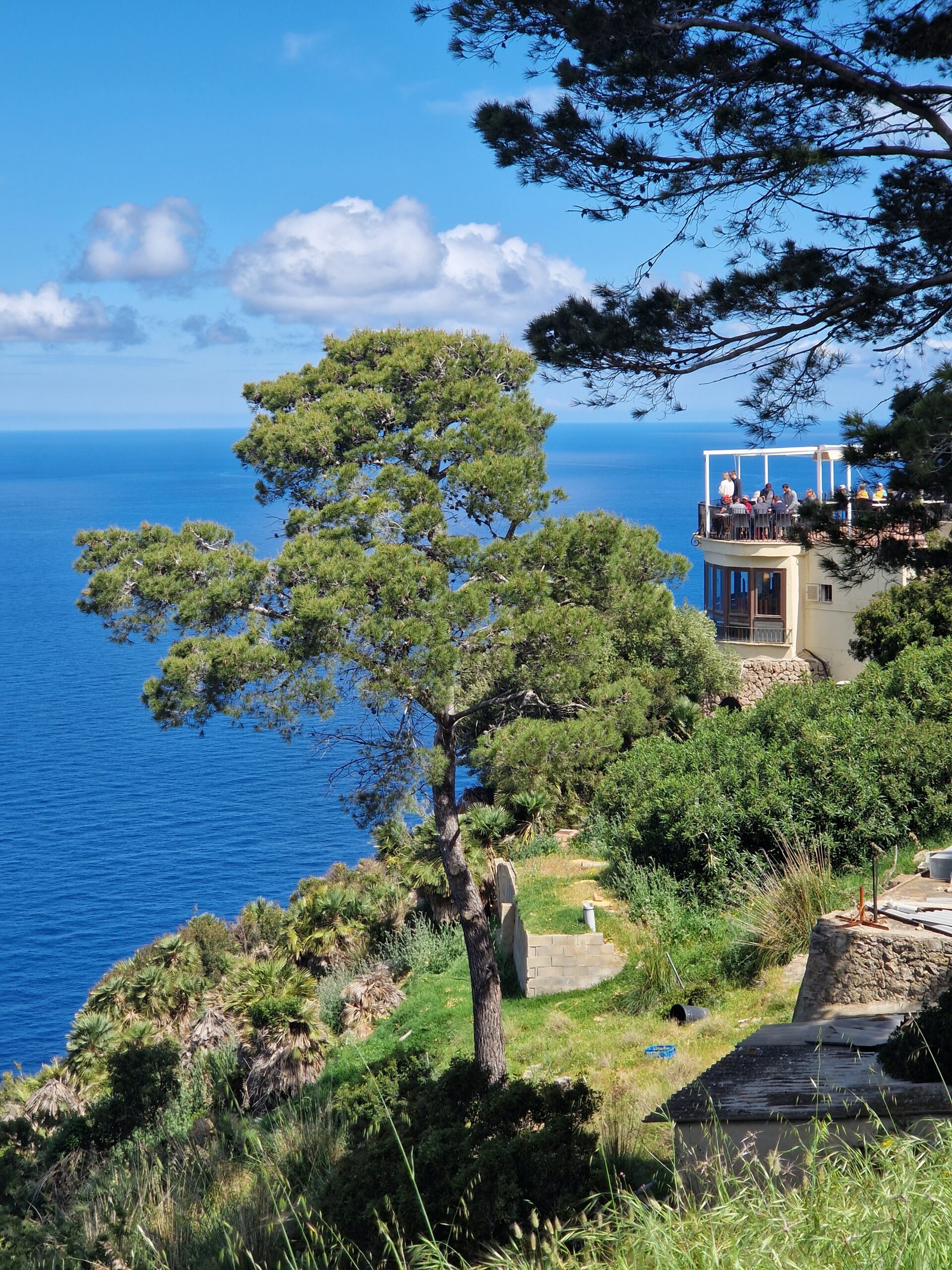 Kavinė ant šlaito,yra pirmoji stotelė