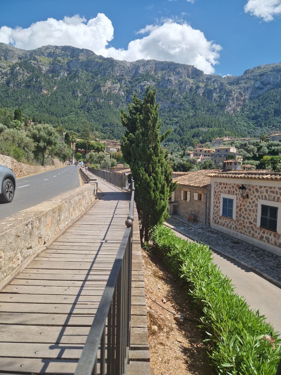 Miesteliai apsupti kalnų